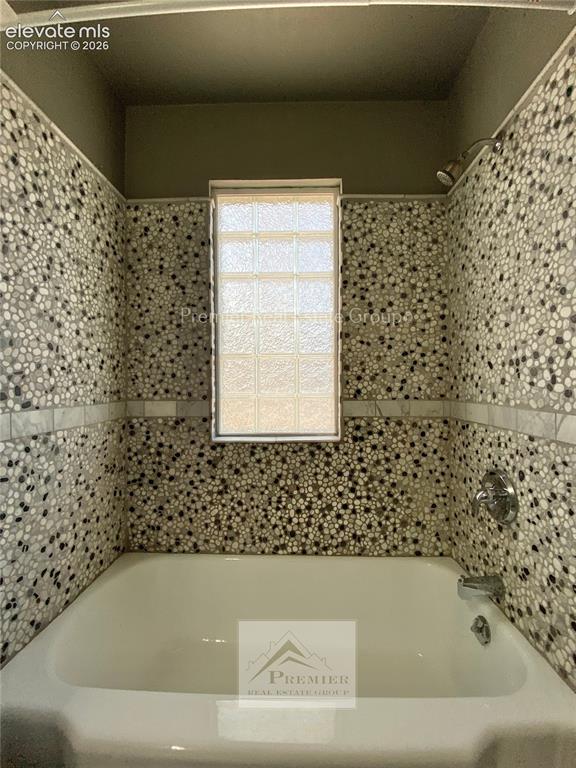 Image 9 of 15: Bathroom