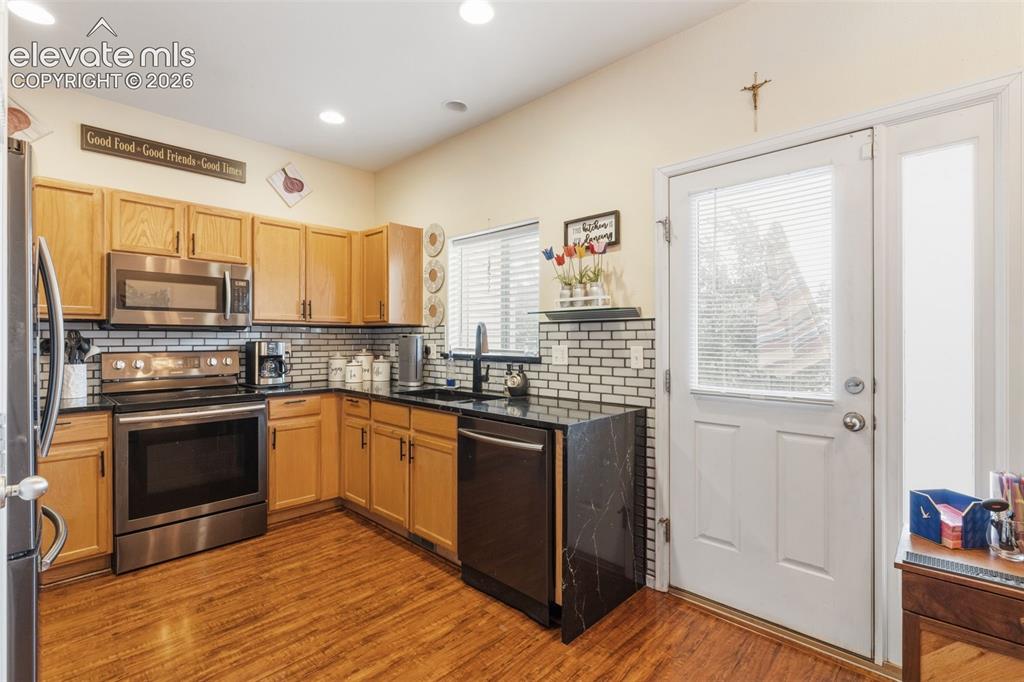 Image 12 of 30: Kitchen