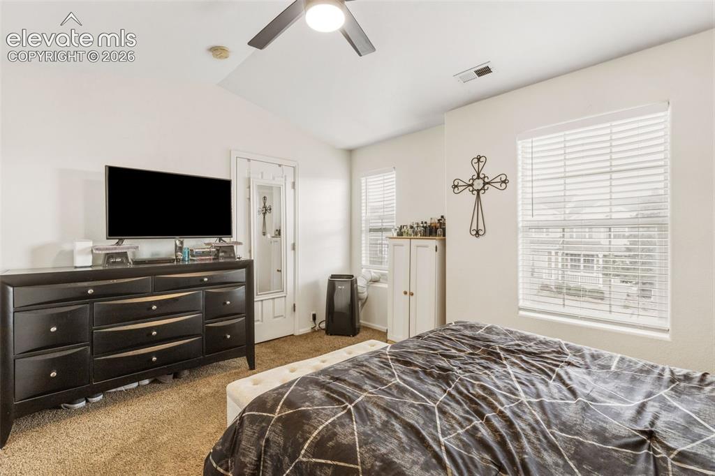 Image 18 of 30: Bedroom