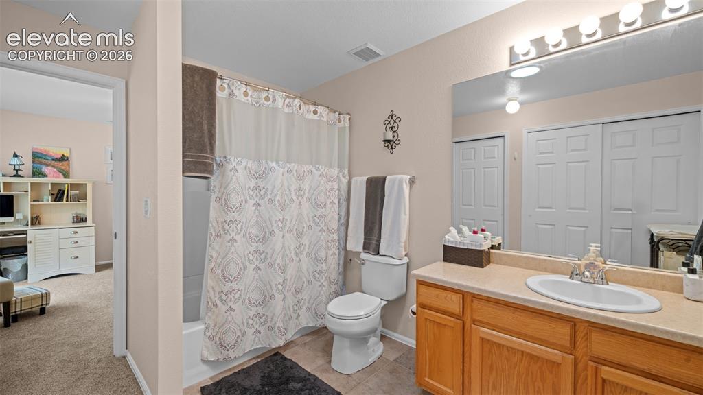 Image 16 of 28: En-Suite Bath with Tub/Shower Combo