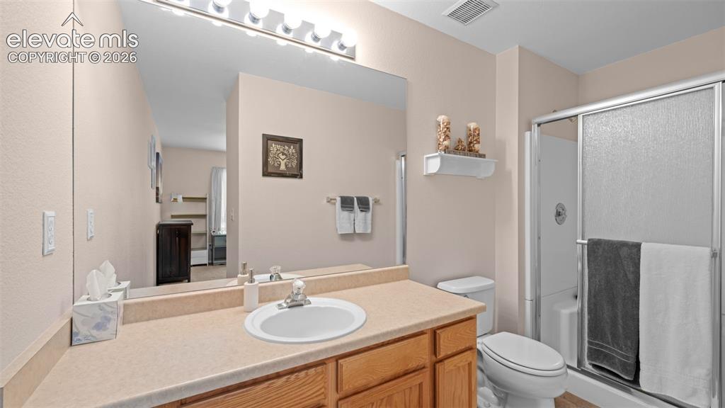 Image 20 of 28: Secondary En-Suite Bath with Plenty of Counter Space