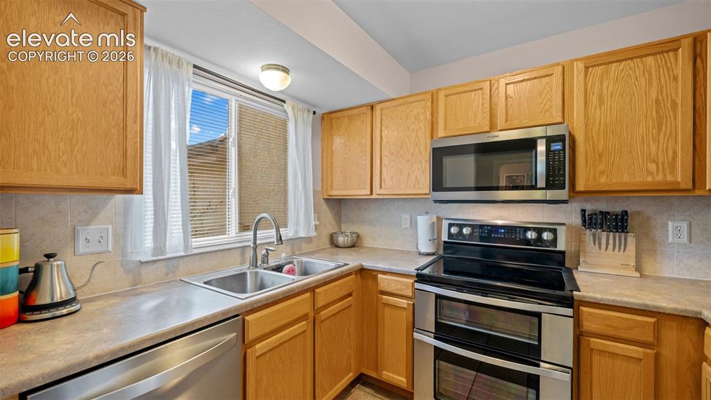 Image 9 of 28: Double Oven with Smooth Top Range ~ Undermount Faucet ~ Tile Back Splash
