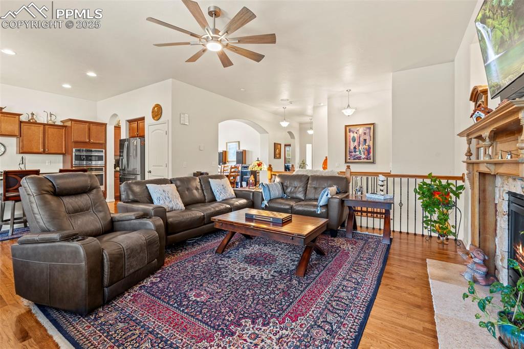 Image 17 of 46: Living Room