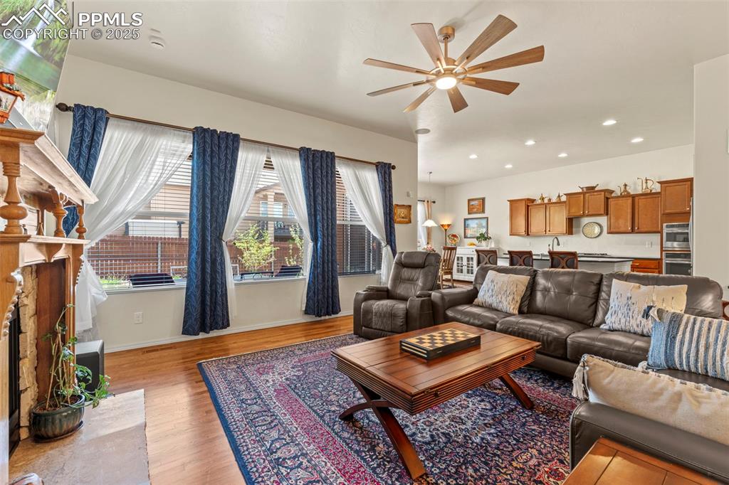 Image 18 of 46: Living Room