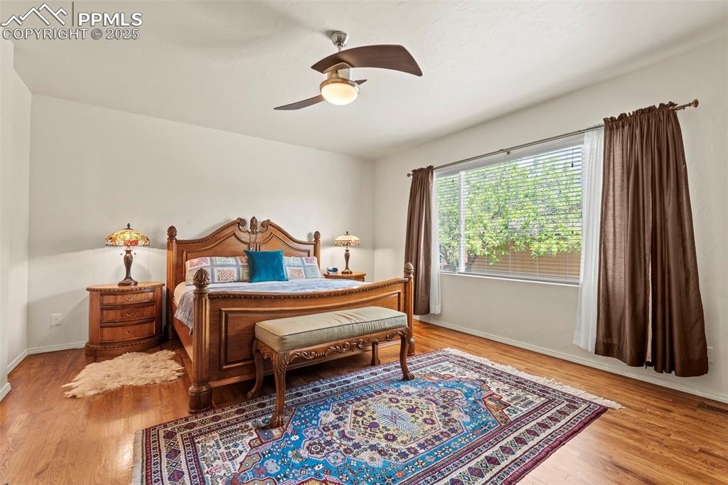 Image 19 of 46: Bedroom