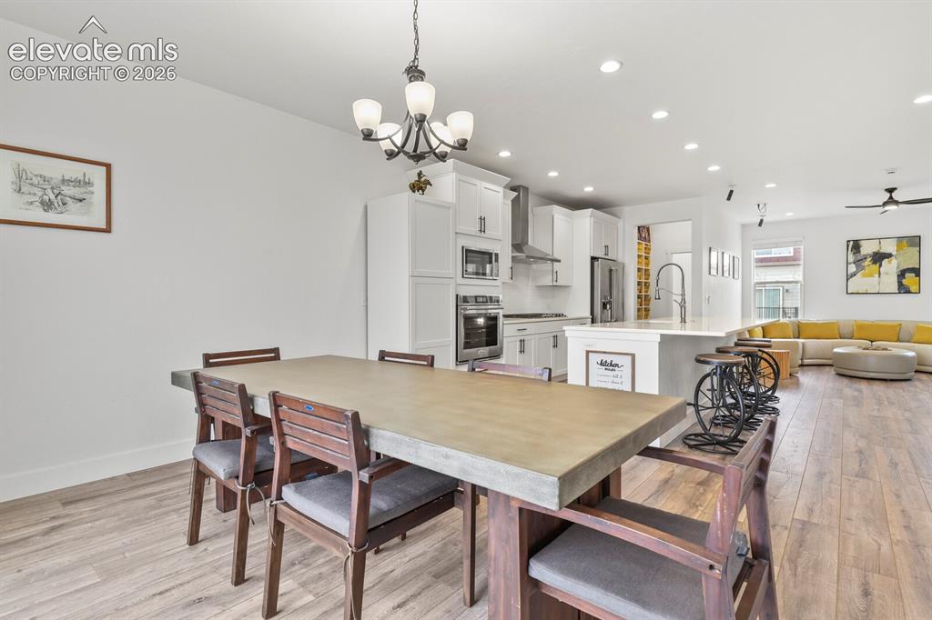 Image 11 of 45: Dining Area