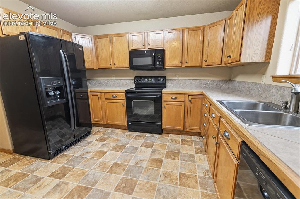 Image 5 of 40: Kitchen
