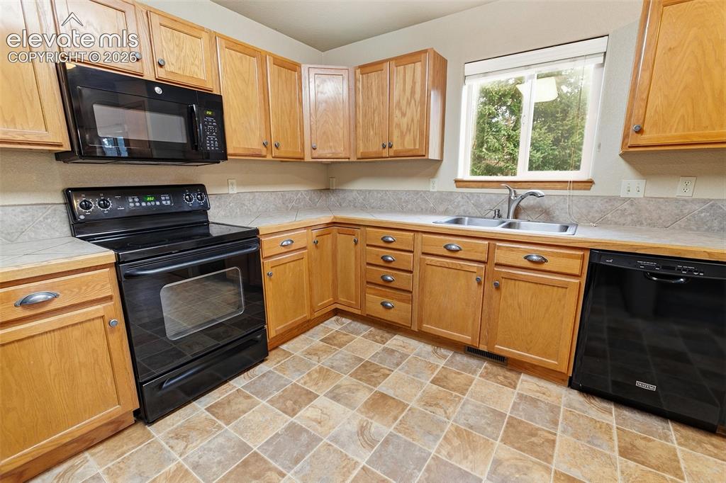 Image 6 of 40: Kitchen