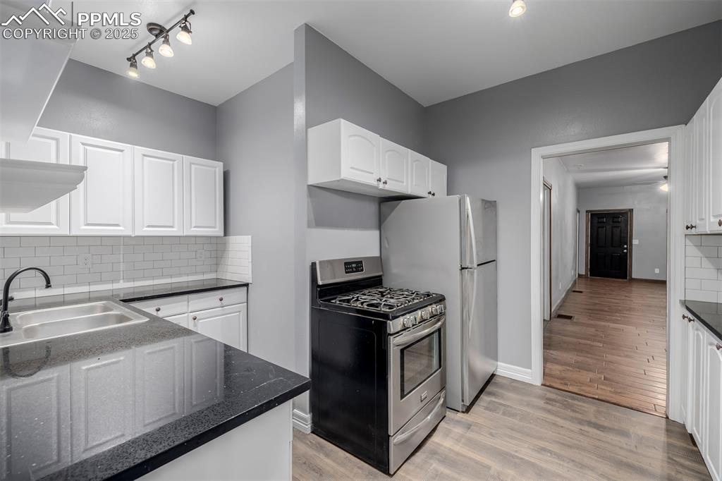 Image 11 of 24: Kitchen