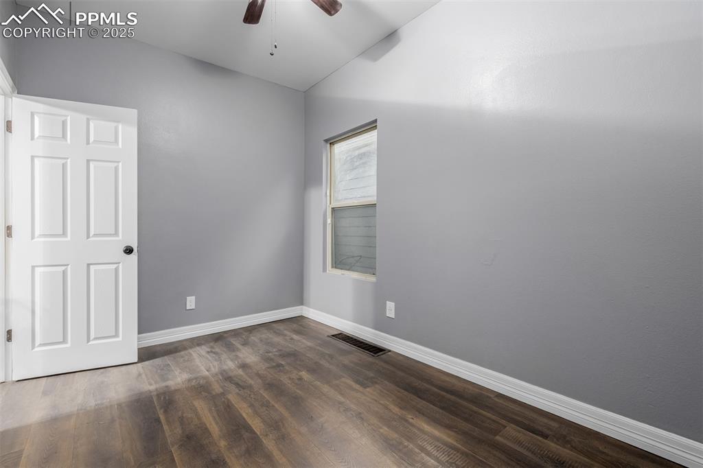 Image 14 of 24: Bedroom