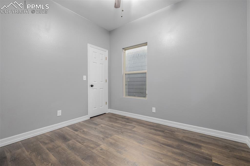 Image 17 of 24: Bedroom