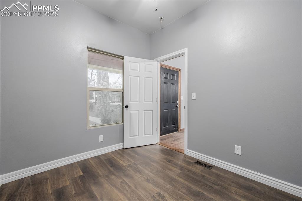 Image 18 of 24: Bedroom