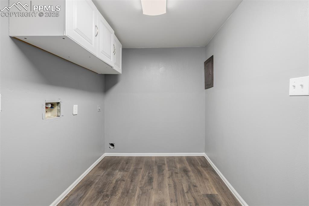 Image 19 of 24: Laundry