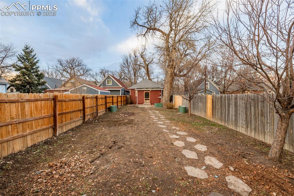 Image 21 of 24: Yard