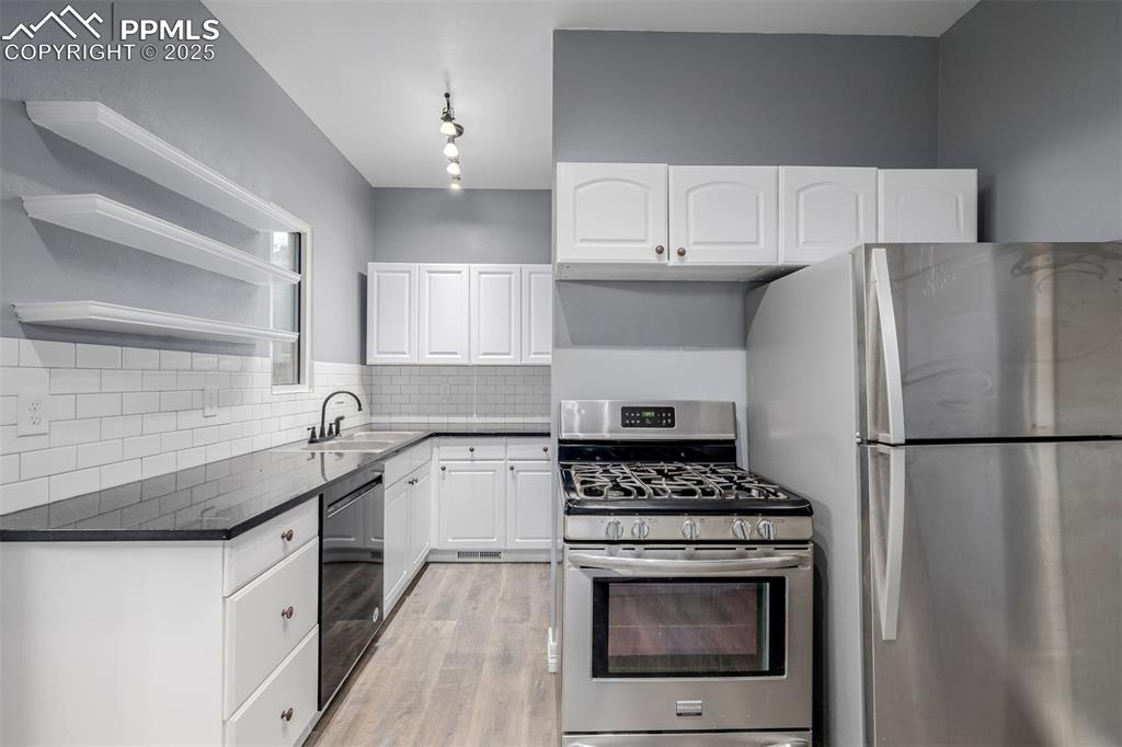 Image 8 of 24: Kitchen