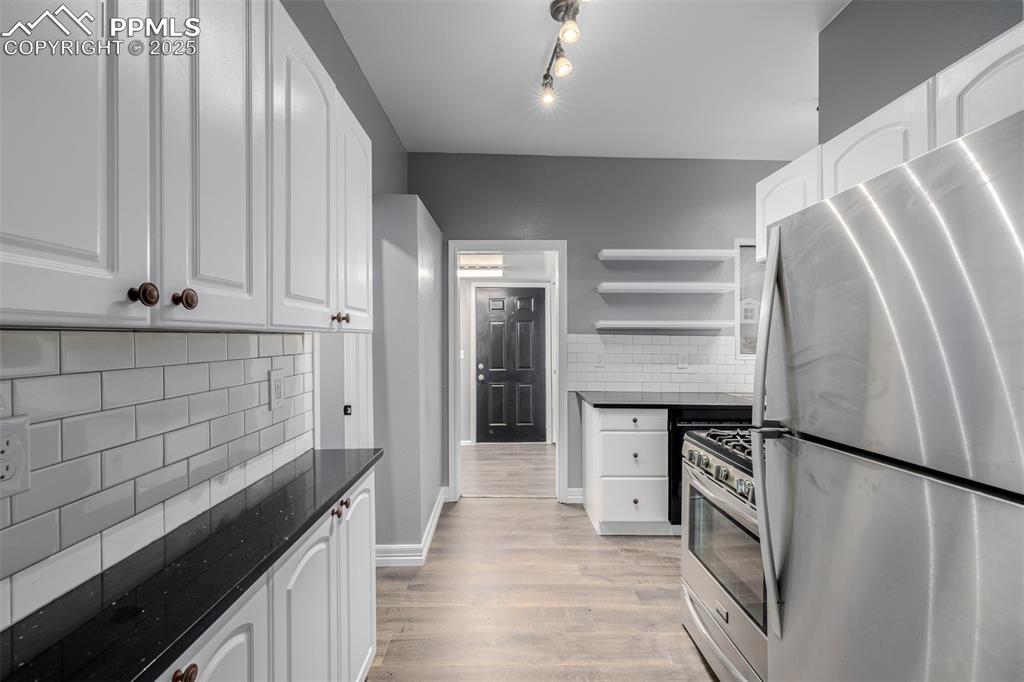 Image 9 of 24: Kitchen