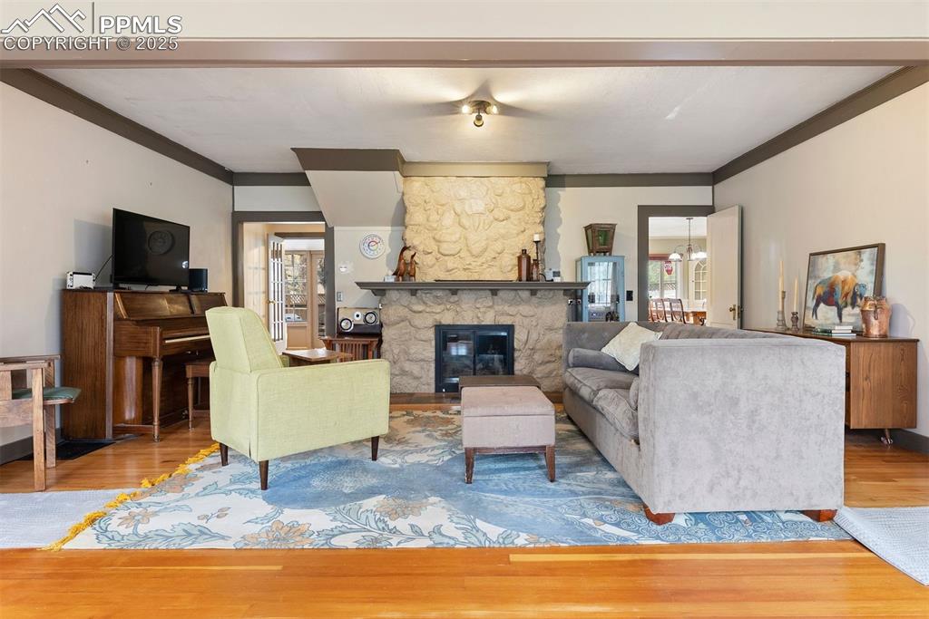 Image 16 of 50: Living Room