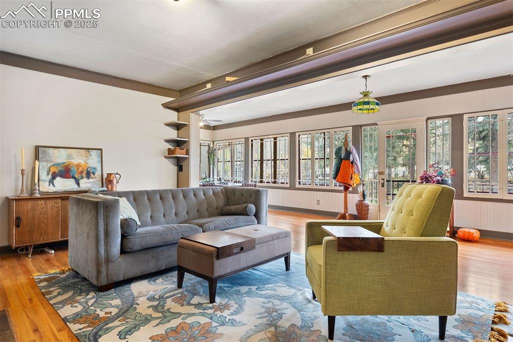 Image 17 of 50: Living Room