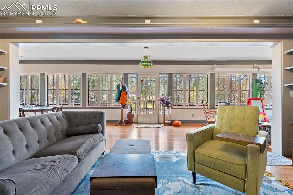 Image 18 of 50: Living Room