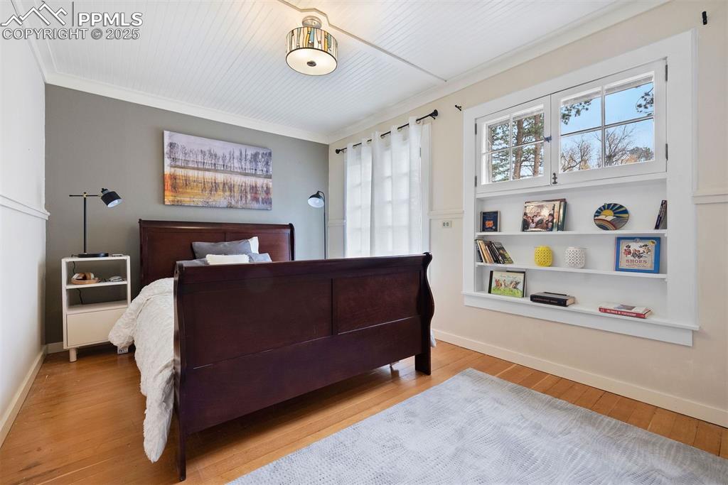 Image 25 of 50: Bedroom