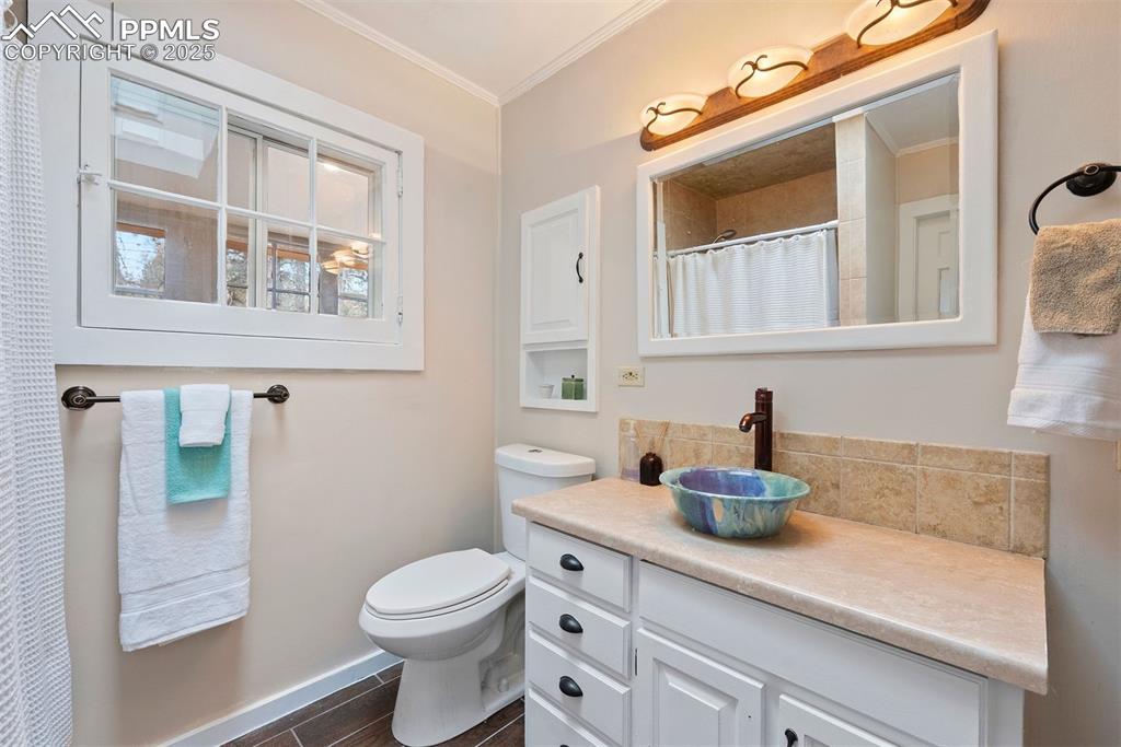 Image 26 of 50: Bathroom