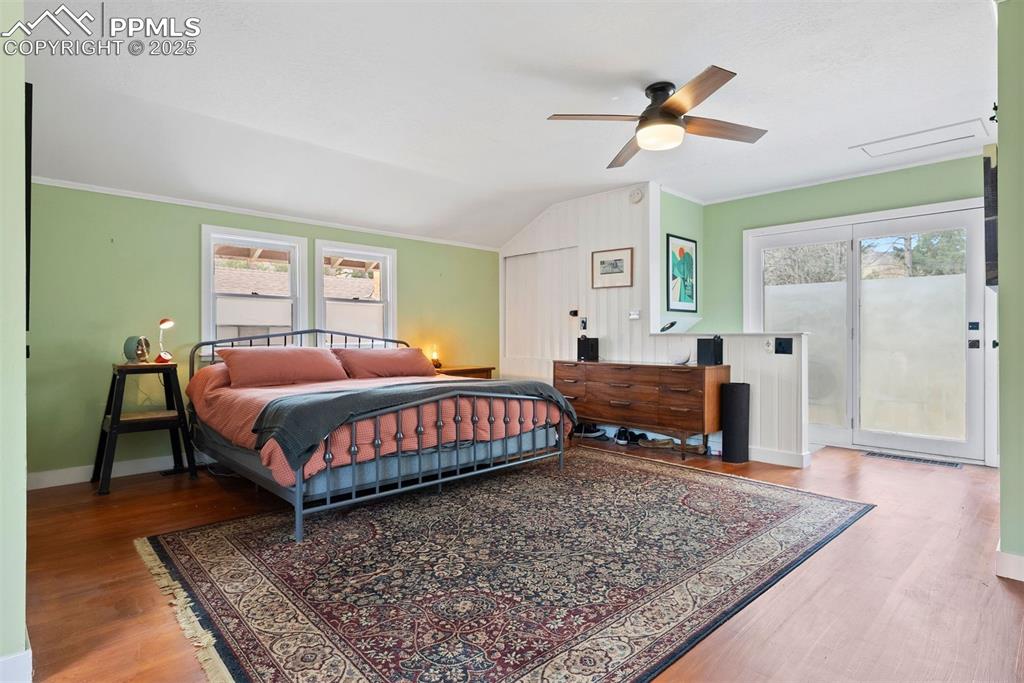 Image 27 of 50: Bedroom