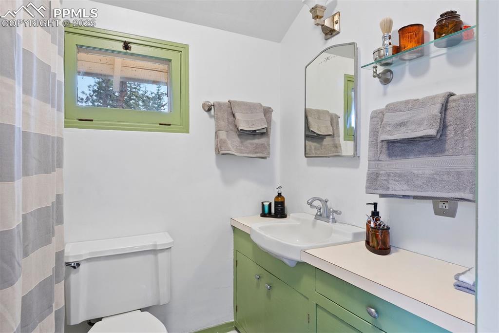 Image 31 of 50: Bathroom