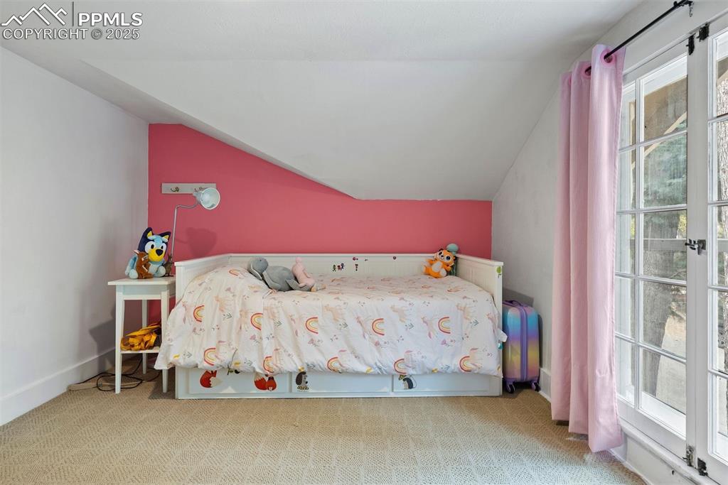 Image 32 of 50: Bedroom