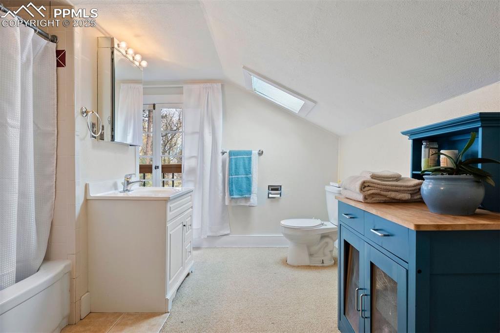 Image 35 of 50: Bathroom