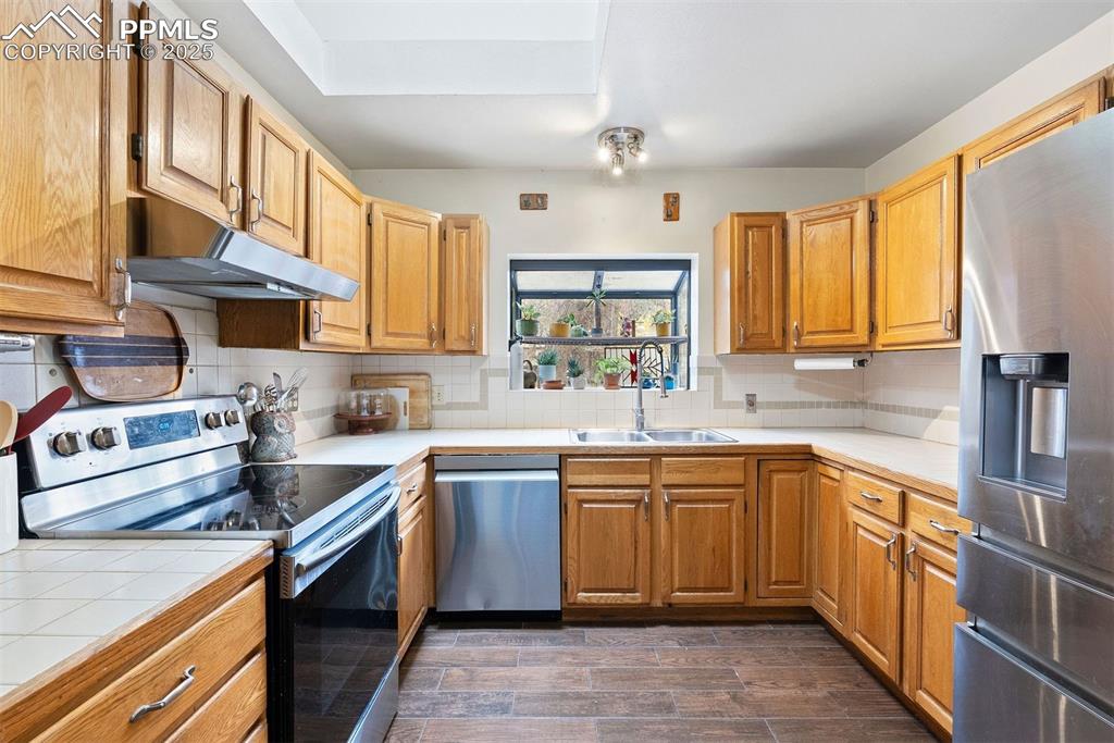 Image 5 of 50: Kitchen