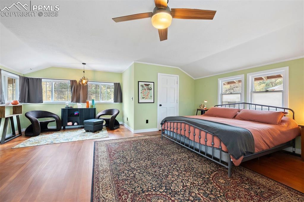 Image 8 of 50: Bedroom