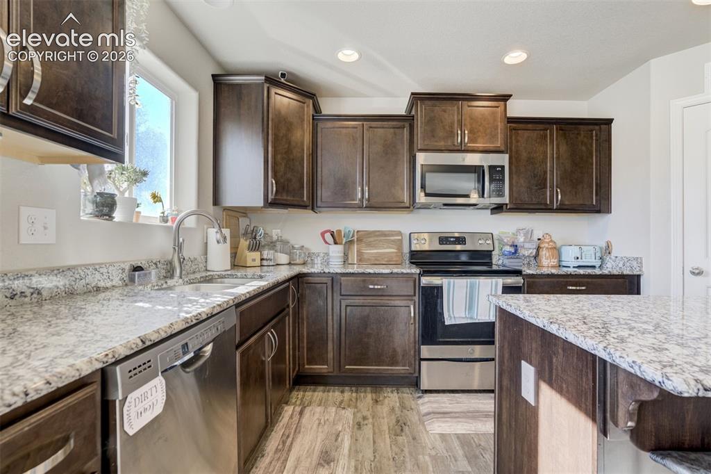 Image 11 of 32: Kitchen