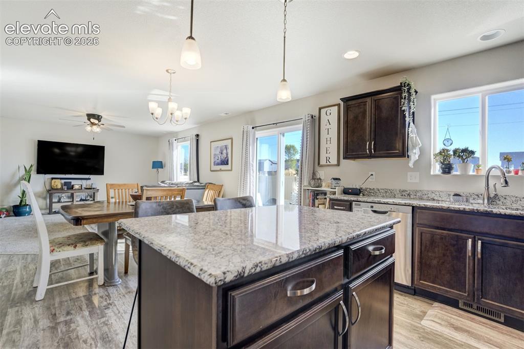 Image 14 of 32: Kitchen