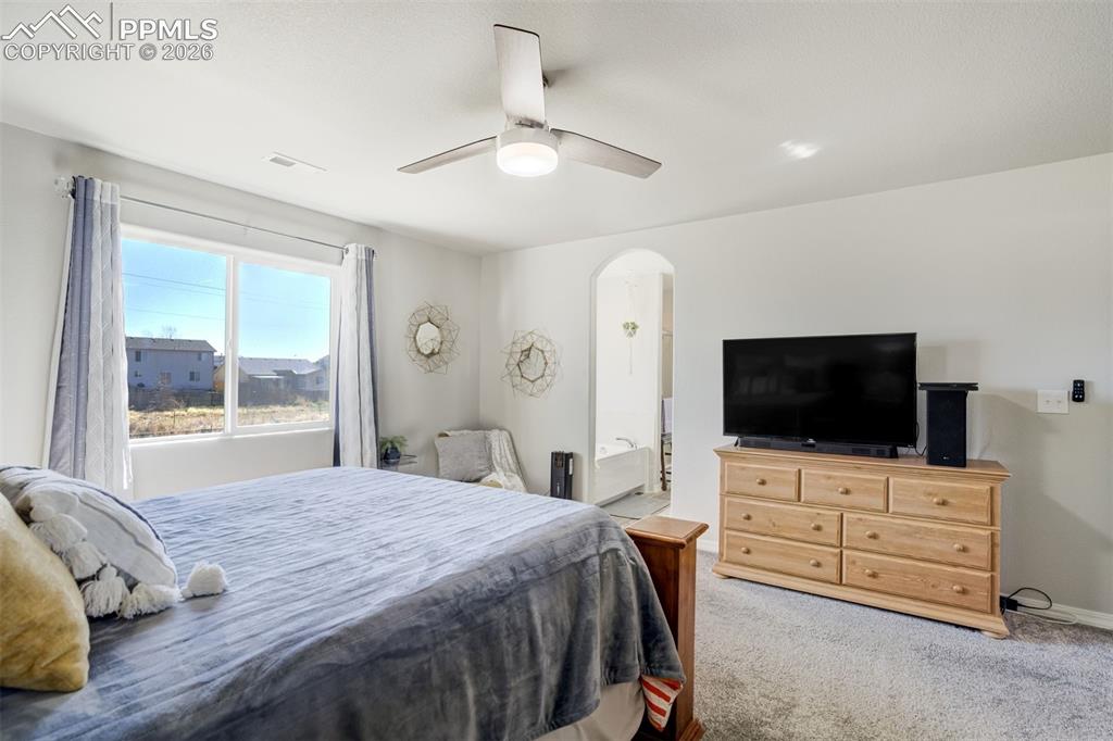 Image 19 of 32: Bedroom