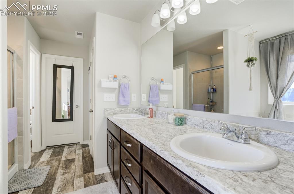 Image 20 of 32: Bathroom