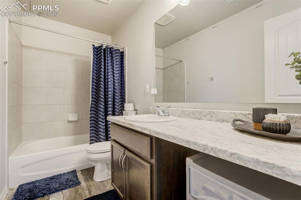 Image 29 of 32: Bathroom