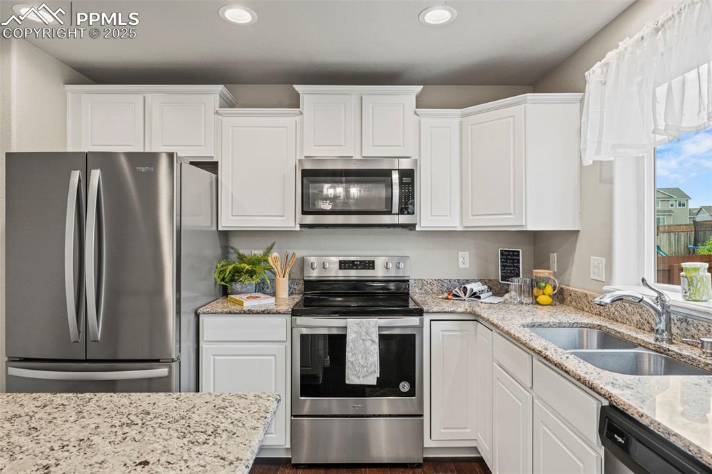 Image 15 of 32: Kitchen