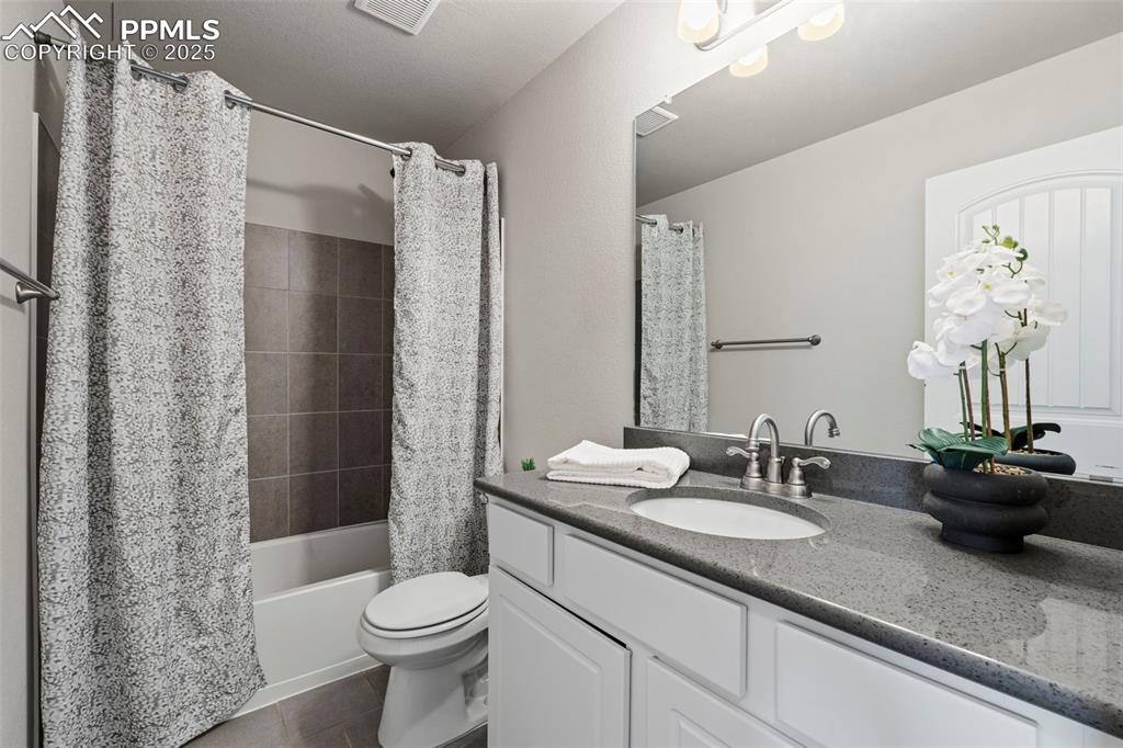 Image 24 of 32: secondary full bathroom 