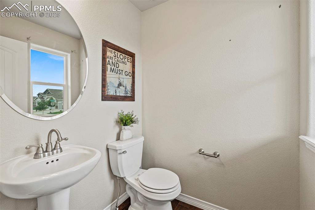 Image 7 of 32: Main level powder bath