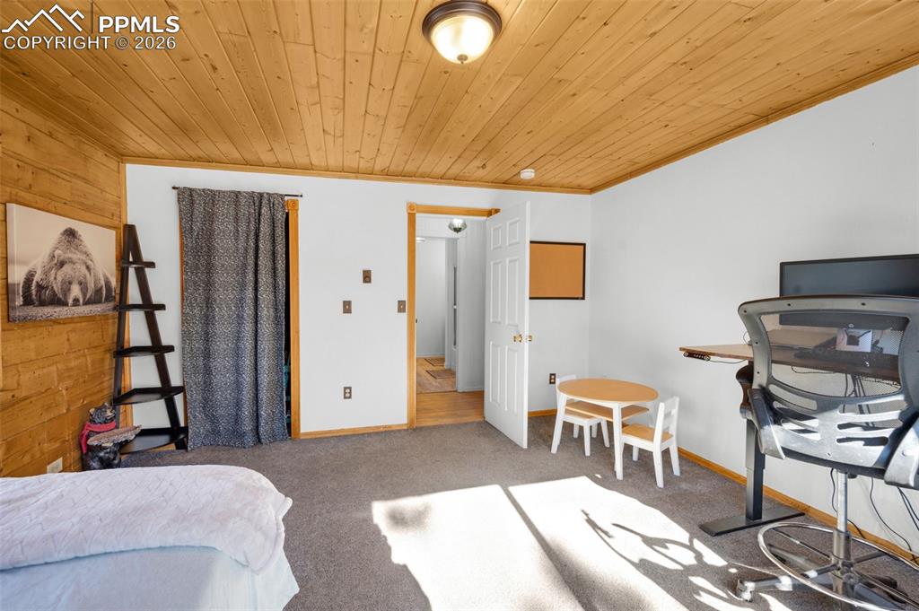 Image 11 of 31: Bedroom