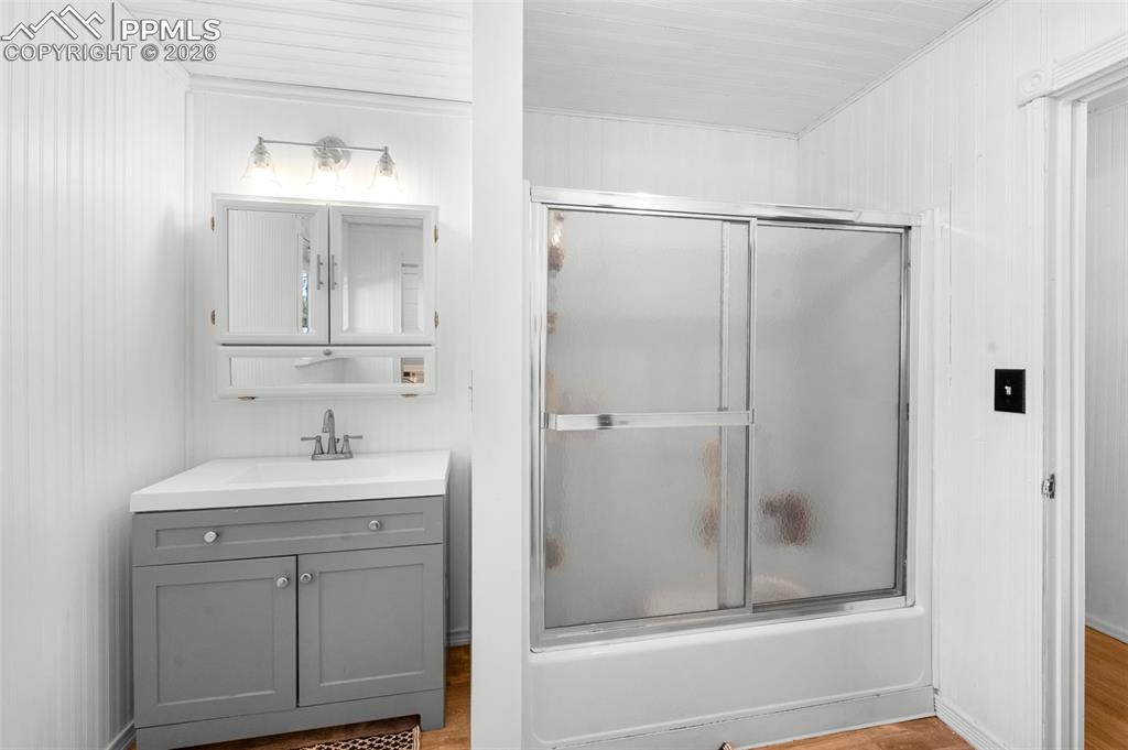 Image 12 of 31: Bathroom