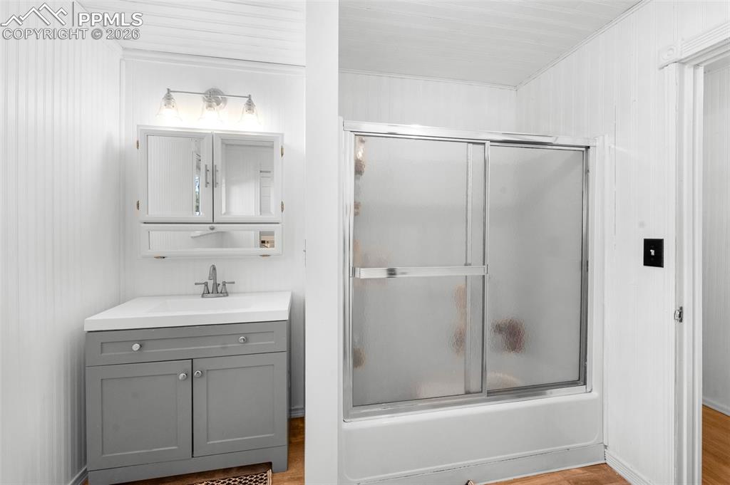 Image 12 of 31: Bathroom