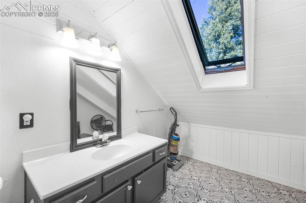 Image 19 of 31: Bathroom