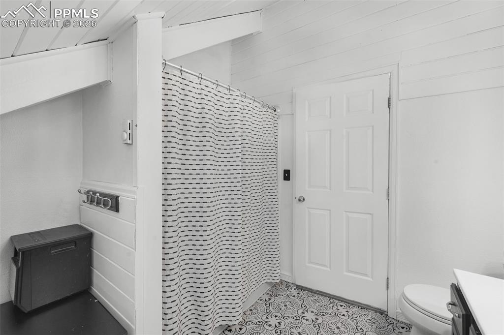 Image 20 of 31: Bathroom