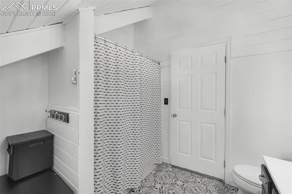 Image 20 of 31: Bathroom