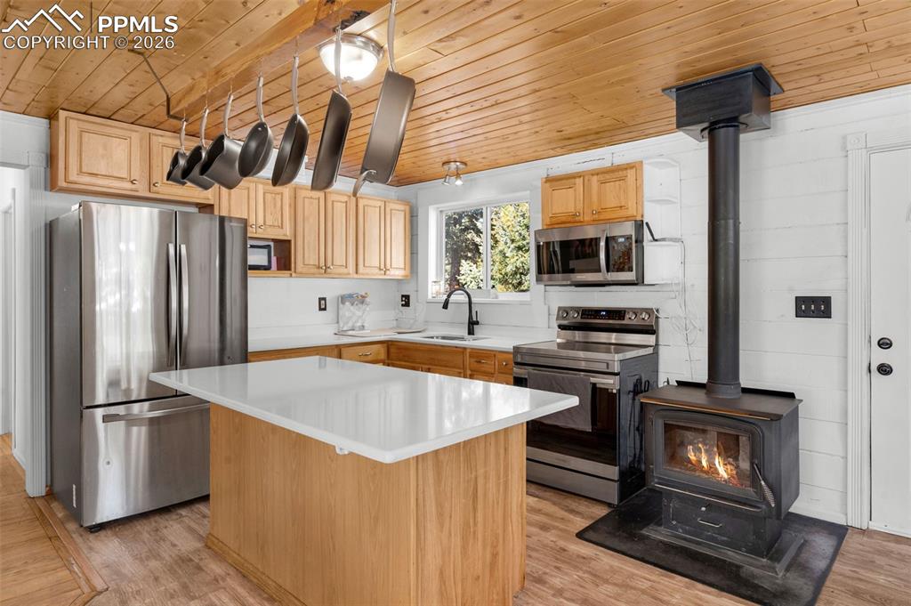 Image 6 of 31: Kitchen