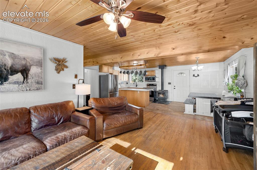 Image 6 of 31: Living Room