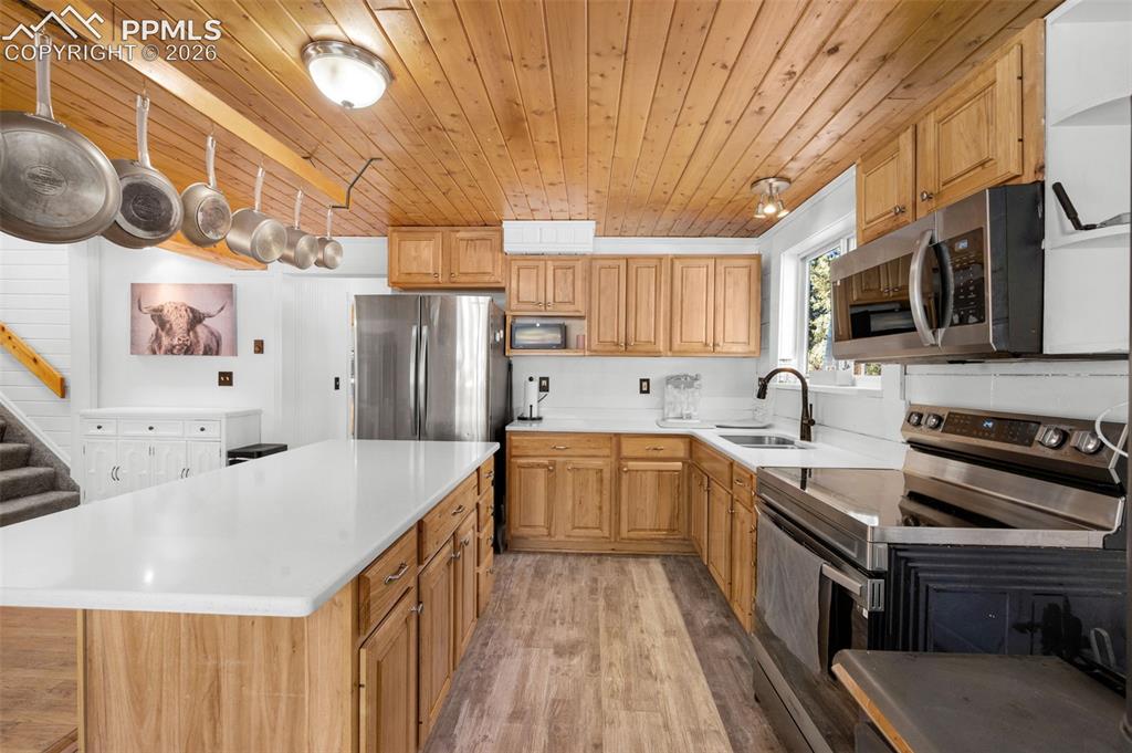 Image 7 of 31: Kitchen