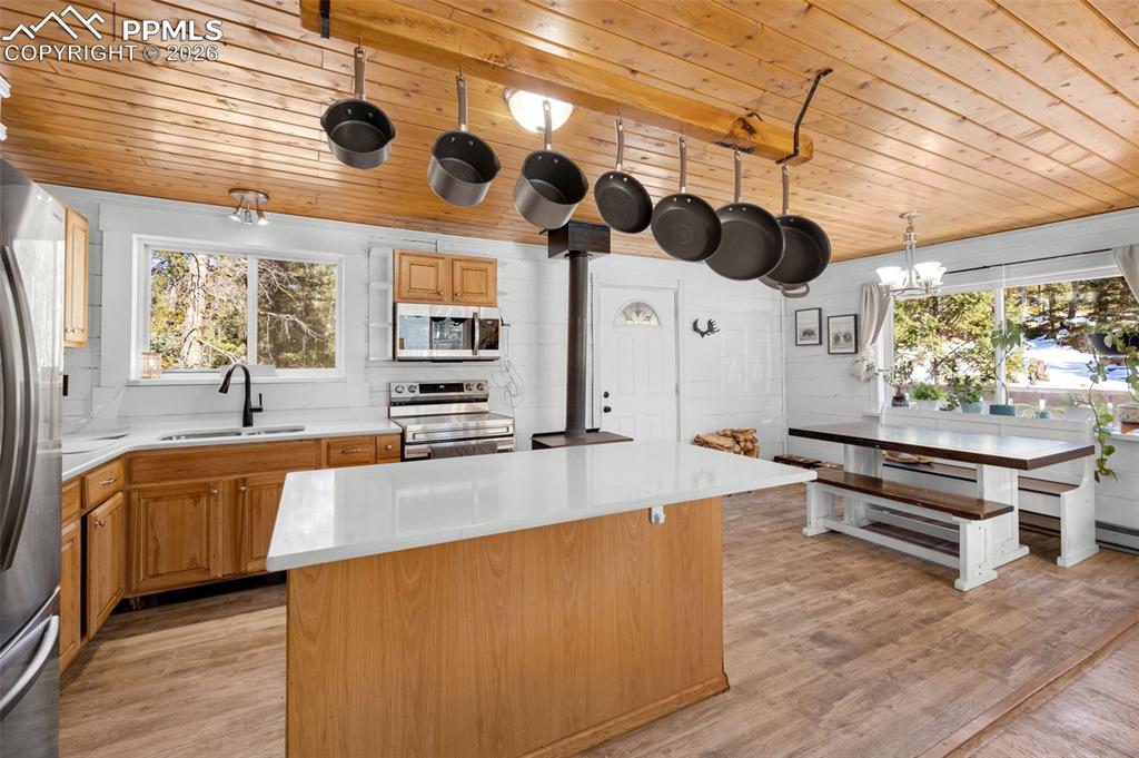 Image 8 of 31: Kitchen