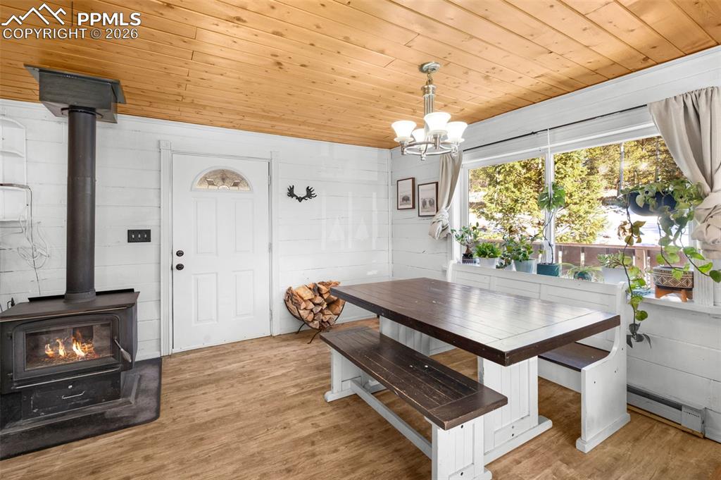 Image 9 of 31: Dining Area